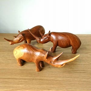 アフリカの赤土サイ像 ケニア サンブル - Etsy 日本