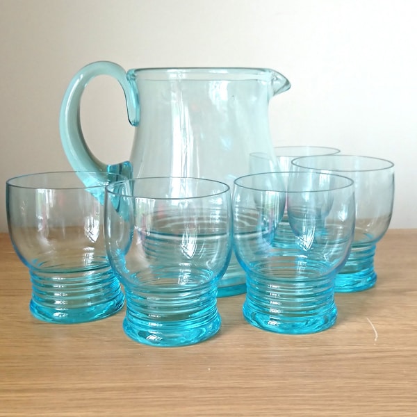 Pichet vintage avec lunettes bleues des années 1970 Rétro barware Jug et Pitcher Mid Century Modern Drinking Set Cocktail Set of 5 Glasses