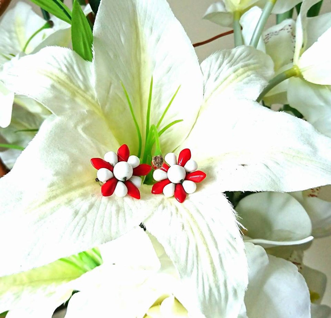 Vintage Earrings Clip on White and Red Flower Star Shaped