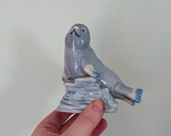 Vintage zeehondbeeldje van keramiek, zeedier, kitsch zeehondornament, arctische grijze zeehondenpup, snuisterij.