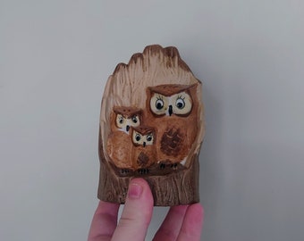 Vintage uilenbeeldje, vogelornament, bruine uil, keramische uil met kuiken, kerkuil, kitsch