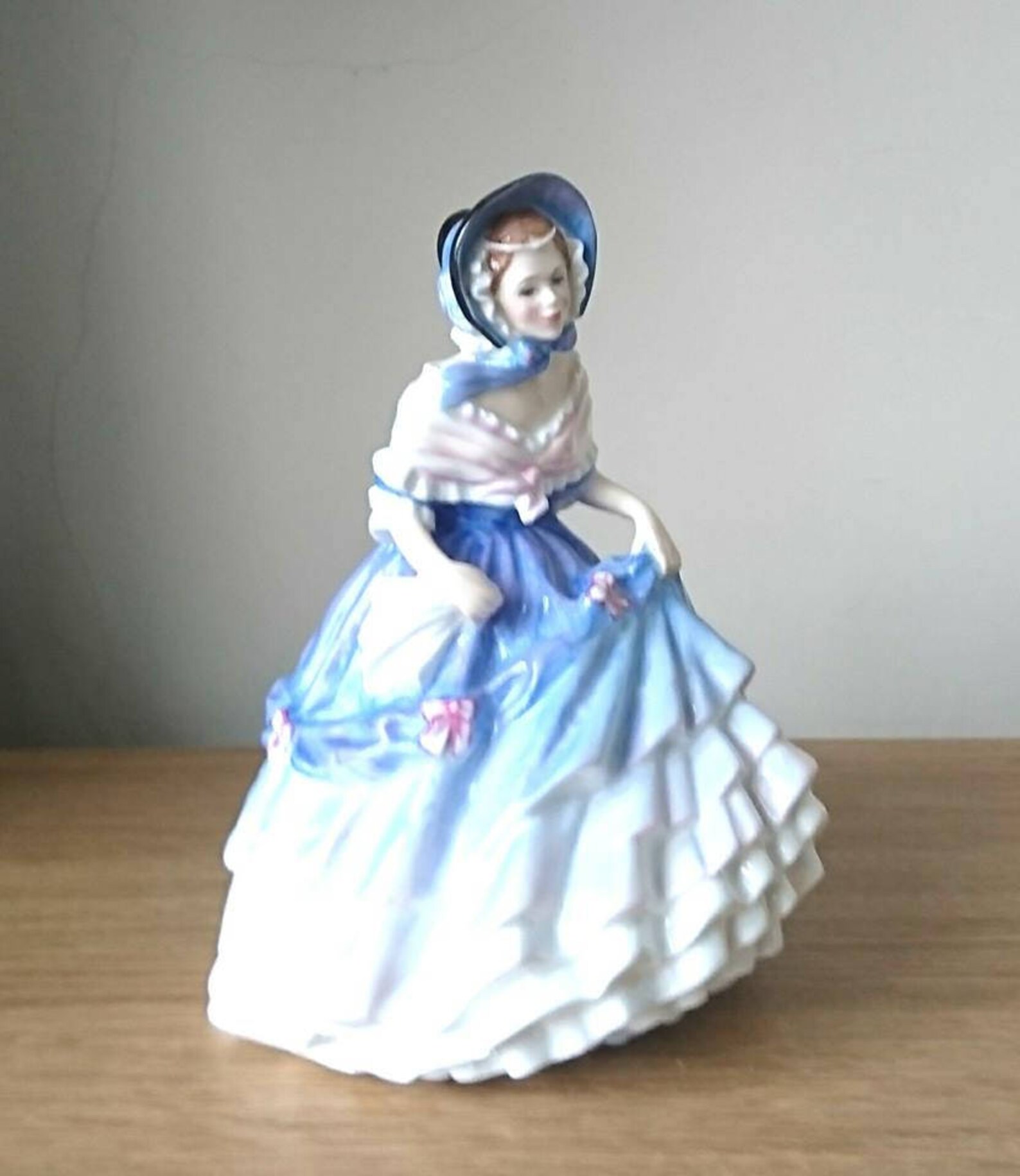 Royal Doulton Lady Figurine Alice HN3368 Year 1990 Collectable Figurine
