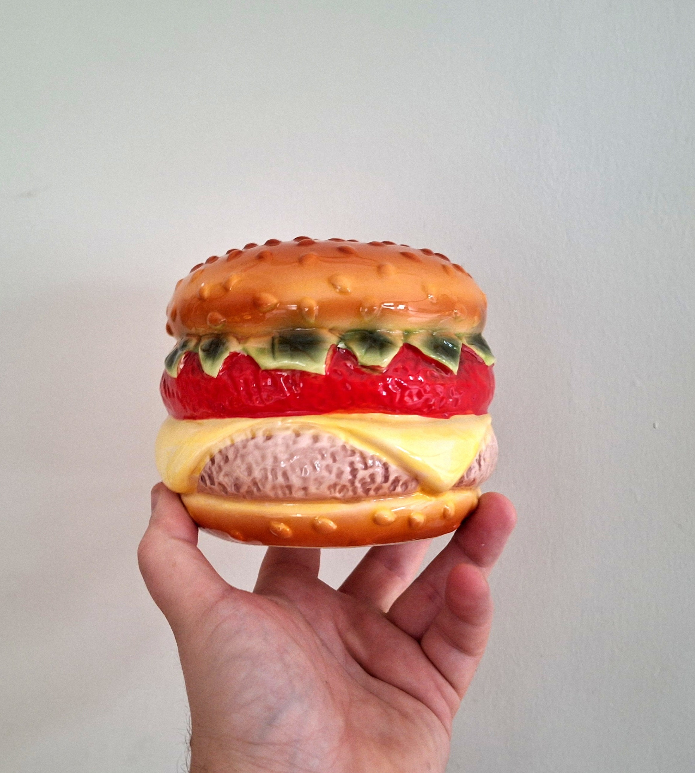 Tirelire Burger En Céramique Avec Yeux - Serrure Et Clé Incluses - Environ 12 X 11 Cm - Idéale Pour Enfants Ou Déco - Livrée Dans Une Boîte Hamburger
