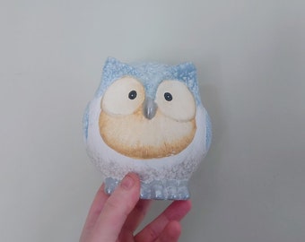 Vintage keramische uilenfiguurtje, decoratief verzamelobject, witte en blauwe glitter uil, sierlijke keramische uil, schattige kleine kitscherige uil.