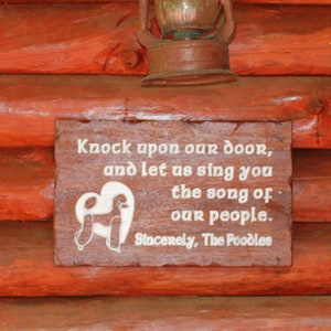 Puerta personalizada Saludo Poodle Canción Reclaimed Caoba madera signo tallado enrutado país rústico Rancho imagen 4