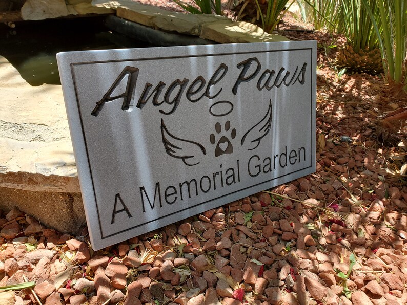 Angel Paws Memorial Garden Plaque Gravé Equalé Sculpté 16 x 9 Hommage de prière ou Memorial Marker Stone Grave Marker Weatherproof Corian image 2