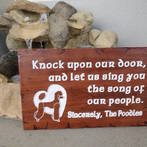 Custom Door Greeting Poodle Song Reclaimed Mahogany Wood Sign Carved Routed Country Rustic Ranch afbeelding 1