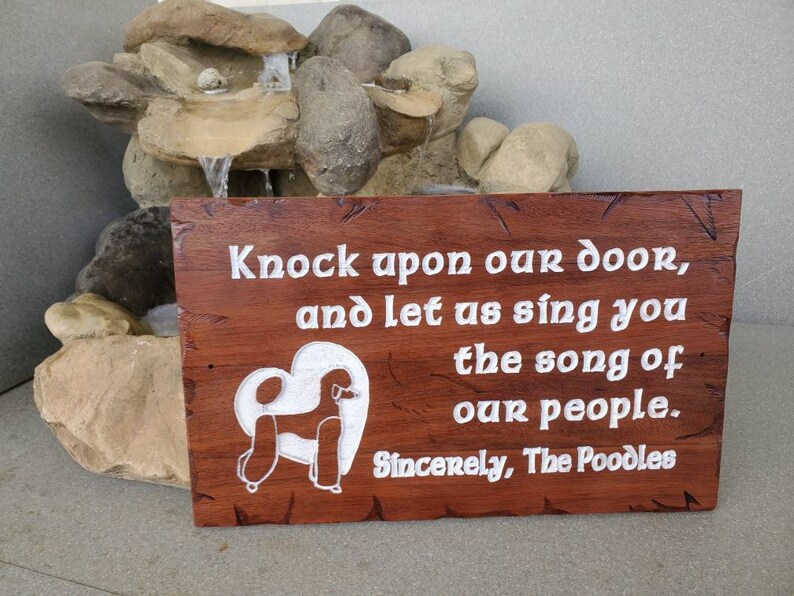 Puerta personalizada Saludo Poodle Canción Reclaimed Caoba madera signo tallado enrutado país rústico Rancho imagen 1