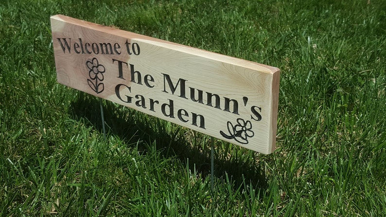 Garden Sign Personalized Name Custom Routed Wood Cedar Sign With Simple Graphics Flowers Free-Standing w/ Stakes or Keyhole Slot 5x18 zdjęcie 3