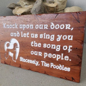 Puerta personalizada Saludo Poodle Canción Reclaimed Caoba madera signo tallado enrutado país rústico Rancho imagen 3