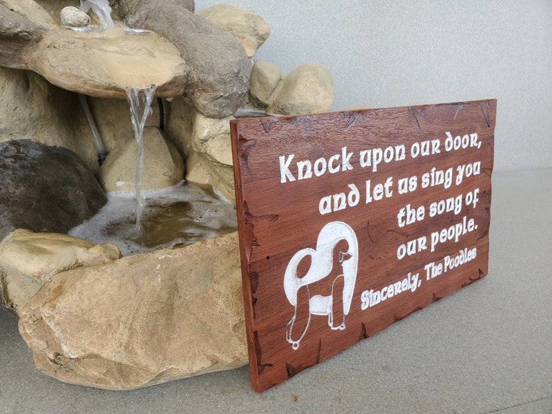 Puerta personalizada Saludo Poodle Canción Reclaimed Caoba madera signo tallado enrutado país rústico Rancho imagen 2