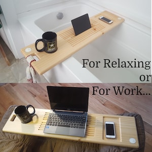 Może przedstawiać: Jasna drewniana taca do wanny z otworami na tablet i telefon. Czarny kubek z logo US Army stoi na tacy. Widoczny jest tekst "For Relaxing or For Work..."