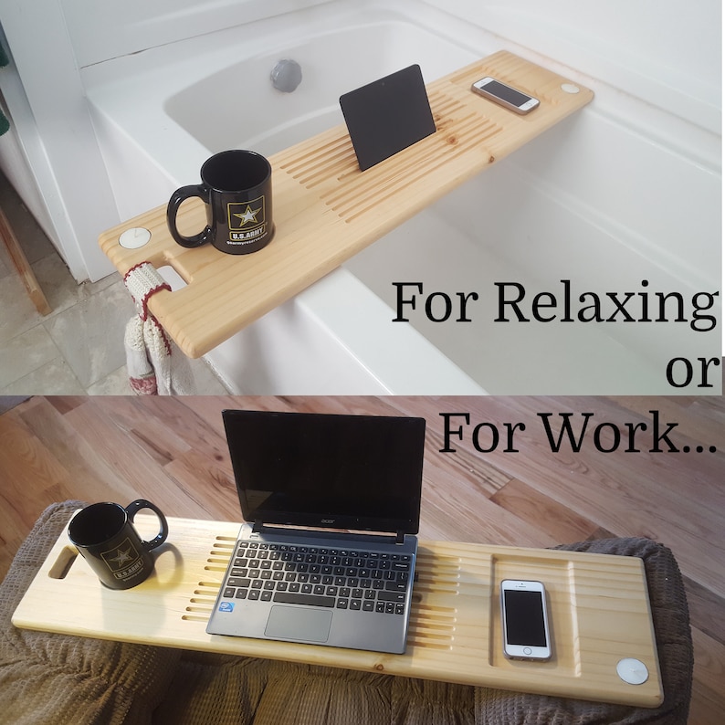 Może przedstawiać: Jasna drewniana taca do wanny z otworami na tablet i telefon. Czarny kubek z logo US Army stoi na tacy. Widoczny jest tekst "For Relaxing or For Work..."