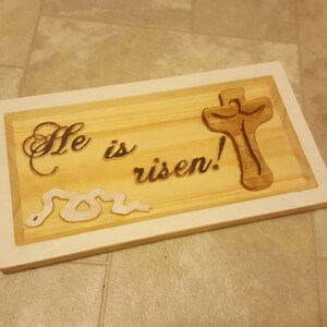 He is Risen Sign Mark 16:6 Wood Plaque Easter Sign Wall Carved Routed Sign Painted Christian Sign Catholic Jesus Bible Verse Sign imagem 1