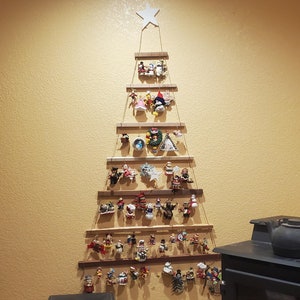 Space Saving Wall Mounted Christmas Tree Shaped Ornament Holder Rustic Wood imagem 2