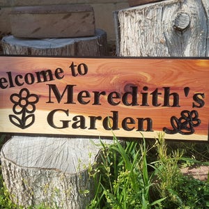 Garden Sign Personalized Name Custom Routed Wood Cedar Sign With Simple Graphics Flowers Free-Standing w/ Stakes or Keyhole Slot 5x18 imagem 1