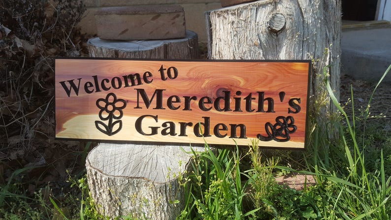 Garden Sign Personalized Name Custom Routed Wood Cedar Sign With Simple Graphics Flowers Free-Standing w/ Stakes or Keyhole Slot 5x18 imagem 1