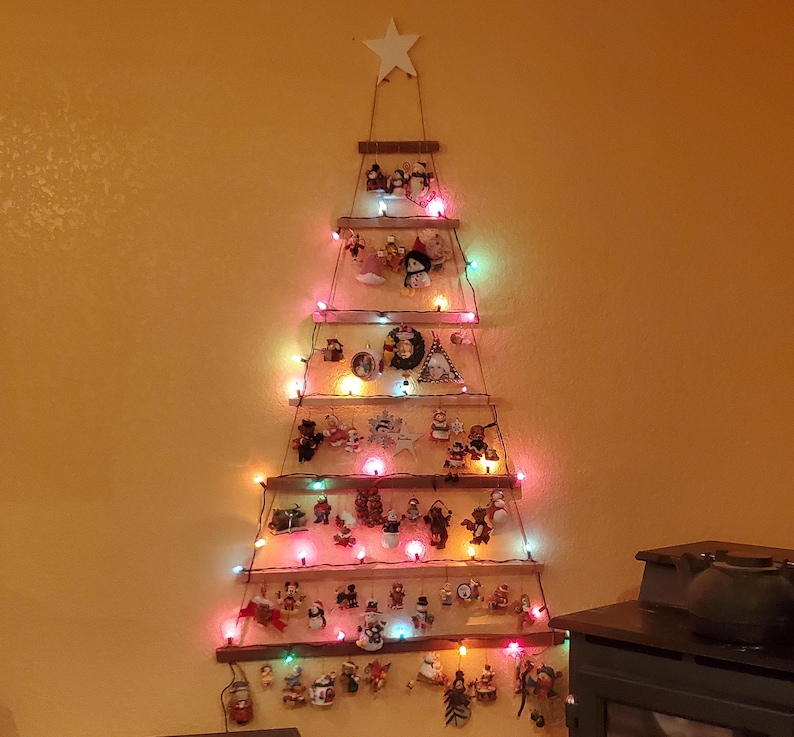 Soporte de adorno en forma de árbol de Navidad montado en la pared, ahorro de espacio, madera rústica imagen 1