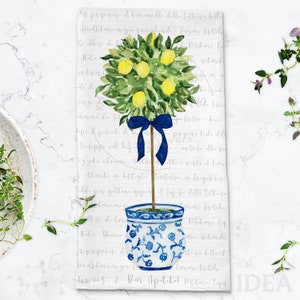 Pode incluir: Uma pintura em aquarela de uma &aacute;rvore de lim&atilde;o em um vaso com padr&atilde;o azul e branco. A &aacute;rvore tem uma fita azul amarrada ao redor do tronco e est&aacute; cercada por texto em italiano. O texto diz "Pa preparare il limoncello della Costiera bella Amalfitana, bisogna raccogliere i limoni, bische, se alberi di limoni, Positano, Capri, Italia, Sbuccia, e il Bon Apetital Positano, Capri IDEA".
