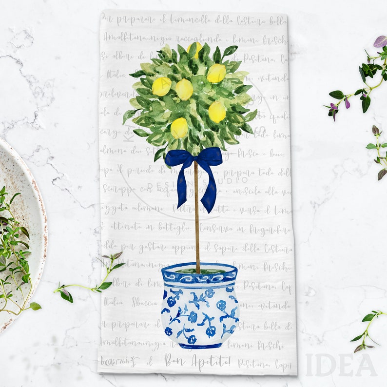 Pode incluir: Uma pintura em aquarela de uma &aacute;rvore de lim&atilde;o em um vaso com padr&atilde;o azul e branco. A &aacute;rvore tem uma fita azul amarrada ao redor do tronco e est&aacute; cercada por texto em italiano. O texto diz "Pa preparare il limoncello della Costiera bella Amalfitana, bisogna raccogliere i limoni, bische, se alberi di limoni, Positano, Capri, Italia, Sbuccia, e il Bon Apetital Positano, Capri IDEA".