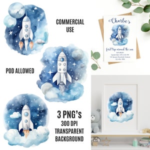 Puede incluir: Tres ilustraciones de acuarela de un cohete blanco volando por un cielo estrellado azul y blanco. El cohete está rodeado de nubes y estrellas. El texto "Charlie's first trip around the sun" está incluido en la imagen.
