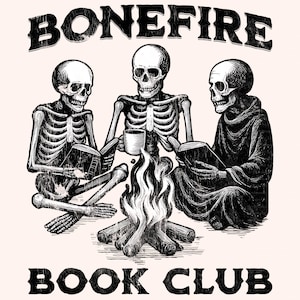 Könnte beinhalten: Schwarz-Weiß-Illustration mit drei Skeletten, die sich um ein Lagerfeuer versammeln, Bücher lesen und Kaffee trinken. Der Text lautet "BONEFIRE BOOK CLUB".