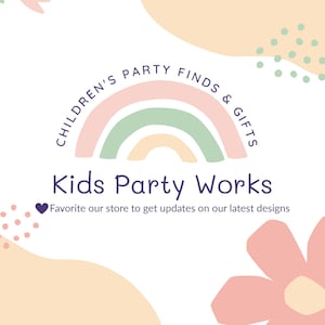 Puede incluir: Un logotipo para un negocio llamado "Kids Party Works" con el texto "Children's Party Finds & Gifts" en un c&iacute;rculo alrededor de un arco&iacute;ris. El texto "Favorite our store to get updates on our latest designs" est&aacute; debajo del logotipo.