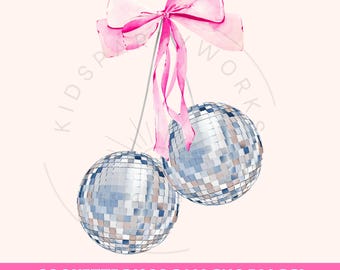 Op de afbeelding: Twee zilveren discoballen met een roze strik die erboven hangt. De discoballen zijn glanzend en hebben een gespiegelde oppervlak. De strik is gemaakt van satijnen lint en is in een knoop geknoopt.