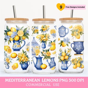 Peut inclure: Trois gobelets en verre avec couvercles en bambou et pailles en acier inoxydable. Chaque gobelet présente un motif aquarelle de citrons, d'arrangements floraux bleus et de porcelaine bleue et blanche. Le texte "Mediterranean Lemons PNG 300 DPI Commercial Use" est en bas.