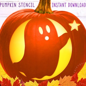 Puede incluir: Una calabaza naranja tallada con un diseño de cara de fantasma y una estrella. La calabaza está rodeada de hojas de otoño. El texto en la parte superior dice "PUMPKIN STENCIL" y "INSTANT DOWNLOAD".