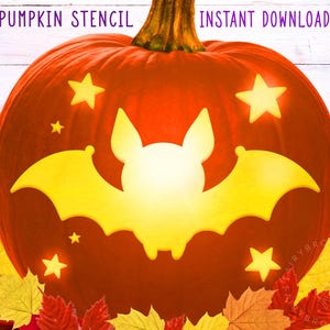 Pode incluir: Um estêncil de abóbora laranja com recortes de morcegos e estrelas. A abóbora é rodeada por folhas de outono. O texto na parte superior diz "PUMPKIN STENCIL" e "INSTANT DOWNLOAD".