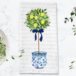Pode incluir: Uma pintura em aquarela de uma &aacute;rvore de lim&atilde;o em um vaso com padr&atilde;o azul e branco. A &aacute;rvore tem uma fita azul amarrada ao redor do tronco e est&aacute; cercada de texto em italiano.