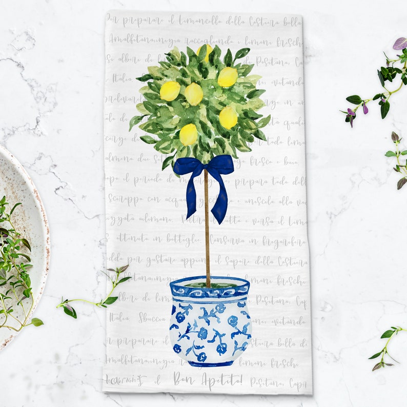 Pode incluir: Uma pintura em aquarela de uma &aacute;rvore de lim&atilde;o em um vaso com padr&atilde;o azul e branco. A &aacute;rvore tem uma fita azul amarrada ao redor do tronco e est&aacute; cercada de texto em italiano.