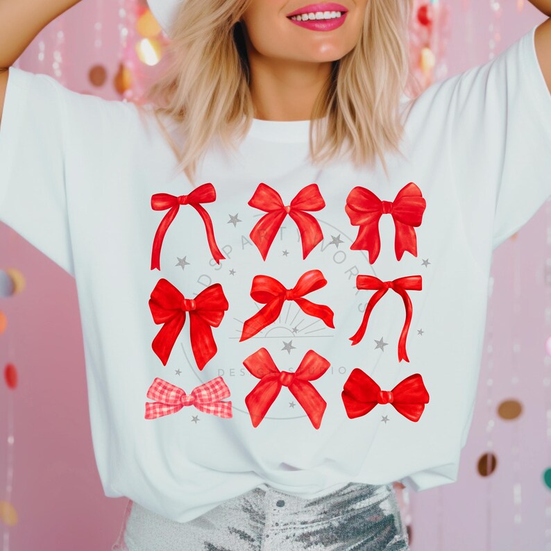 Puede incluir: Una camiseta blanca con un dise&ntilde;o de nueve lazos rojos en diferentes estilos. Los lazos est&aacute;n dispuestos en un c&iacute;rculo con una estrella en cada esquina.