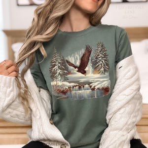 Águila PNG, sudadera retro de águila calva de los 90, escena salvaje, acampada, boho nostálgico de los 90, aves rapaces, bosque, naturaleza, PNG