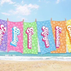Aangepaste strandhanddoeken, kinderbadnaam strandlaken gepersonaliseerd, retro groovy aangepaste handdoeken, vakantiecadeau, zwembadcadeau voor kinderen meisjes verjaardag