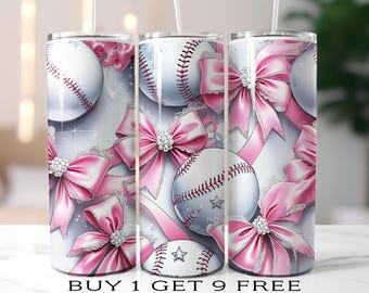 Puede incluir: Tres vasos con temática de béisbol con lazos rosas y pelotas de béisbol. Los vasos tienen un fondo plateado con estrellas y el texto "BUY 1 GET 9 FREE" en la parte inferior. Los lazos tienen un centro de pedrería.