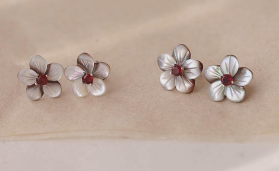 Natural mother of pearl garnet  stud earrings