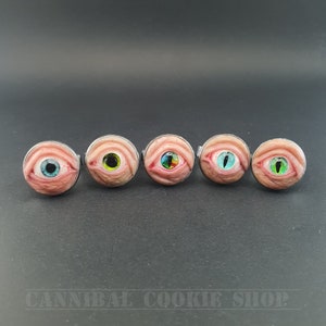 Creepy Eye Ring/Horror Jewelry/Eyeball Ring.