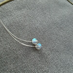 Pendientes largos de plata de ley con labradorita natural llamativa, delicados y colgantes, con hilo pasante, piedras preciosas minimalistas, joyería pequeña y elegante E701