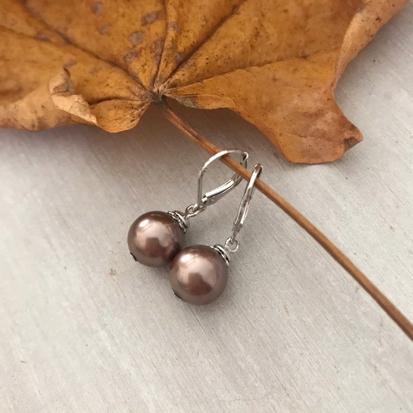 Brincos pendentes de prata esterlina com pérola redonda de 10 mm em tom marrom dourado, modelo E646SP, feitos à mão em cobre.