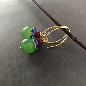 Örhängen med grön kalcedon och emalj, blommande mössa, förgyllt sterlingsilver, lång krok, handgjorda smycken med grön sten E07