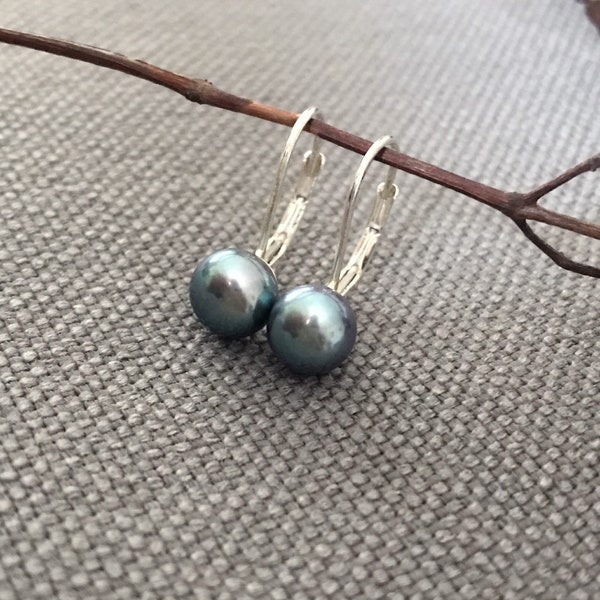 Boucles d'oreilles dormeuses naturelles en argent sterling avec perle noire, vert paon foncé, eau douce de 7 mm, petits bijoux de tous les jours faits main E646PB