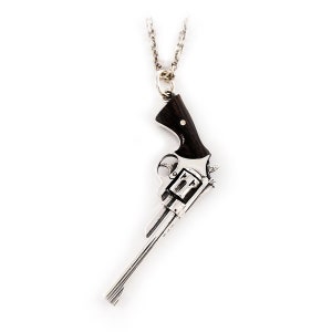 Op de afbeelding: Een zilverkleurige revolverhanger met een donkerbruin handvat hangt aan een zilveren ketting. De loop van het pistool is lang en gedetailleerd, en het handvat heeft een houtachtige uitstraling. De hanger staat tegen een witte achtergrond.