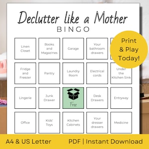 Pode incluir: Um jogo de bingo imprimível branco intitulado "Declutter like a Mother BINGO". O jogo inclui espaços para tarefas de organização como "Linen Closet" e "Junk Drawer". Um círculo amarelo diz "Print & Play Today!"