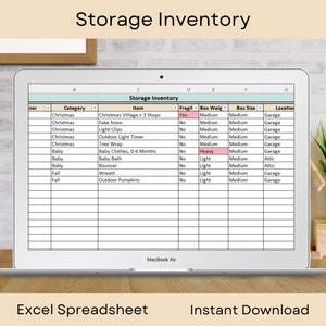 Puede incluir: Un MacBook Air muestra una hoja de cálculo titulada "Storage Inventory". La hoja de cálculo enumera categorías como Navidad y Bebé, con elementos como "Nieve falsa" y "Ropa de bebé". La pantalla también muestra "Excel Spreadsheet" e "Instant Download".