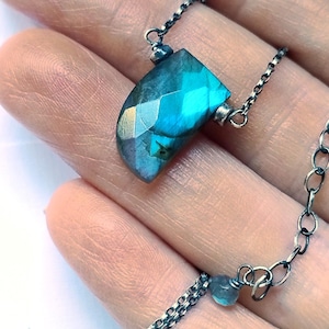 Sterling Silver Gemstone Necklace, Labradorite pendant, Labradorite jewelry, Oxidised silver chain, Labradorite necklace, Layering necklace
