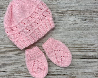 0-3 months girl hand knitted baby pink hat & scratch mitts gift set