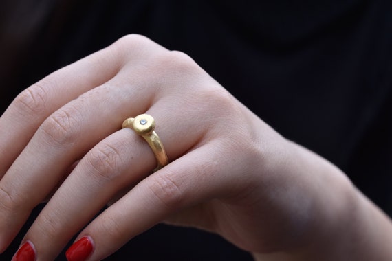 Yellow Gold Chevron Ring with Three Diamonds | KLENOTA