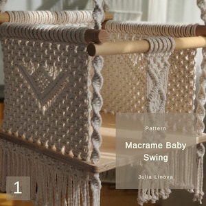 Könnte beinhalten: Eine weiße Makramee-Babyschaukel mit einem Holzrahmen und Fransen. Die Schaukel hängt an einem Seil. Der Text "Pattern Macrame Baby Swing Julia Linova" ist auf weißem Hintergrund gedruckt.